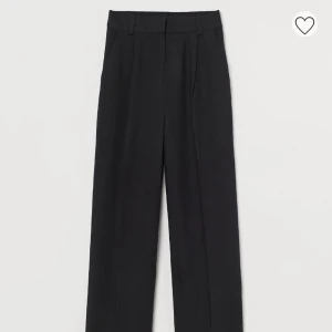 Svarta linnebyxor  - Svarta linnebyxor från H&M. Aldrig använda. Storlek 42, men passar mer 38/40.