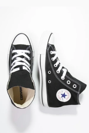 Converse  - Säljer dessa svarta converse i storlek 37,5 men passar en 37an också. Skicket är bra.🥰