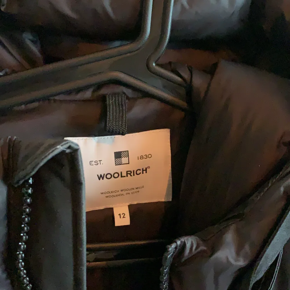 Superfin Woolrich jacka köpt på Kids Brand Store. Stl 12 passar mig som är en XS-S.. Jackor.