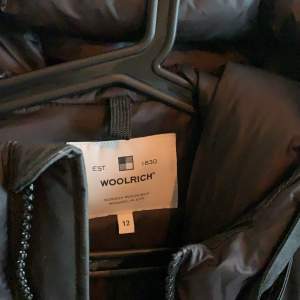 Superfin Woolrich jacka köpt på Kids Brand Store. Stl 12 passar mig som är en XS-S.