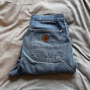 Vintage Carhartt Carpenter pants. I bra vintage skick inga hål eller liknande