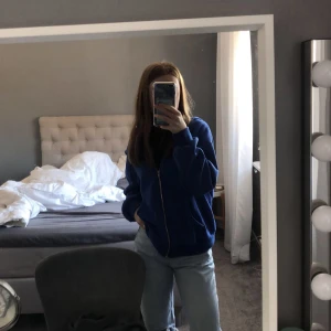 Blå zip up hoodie - Denna fina mörkblå zip up hoodie kommer ej till användning mer, använd väldigt lite så är i nyskick! Oversized så skulle säga att den passar XS-M