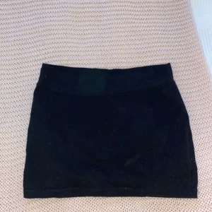 Minikjol/barnkjol - En svart barnkjol som kan användas som minikjol från Lindex. Storlek 146-152.