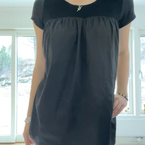 Topp - Säljer min AS snygga t-shirt!!💥 Glanigt material nedtill som gör att dne passar perfekt till utgång! Väldigt fint skick!