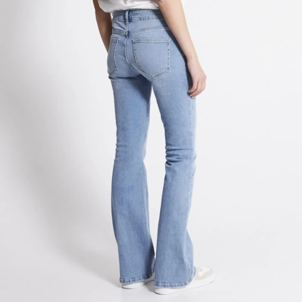 Säljer mina älskade ”low boot” jeans från lager 157. Super fina och sköna. Använda max 3 gånger då dom är för stora på mig. Dom är i stolek S regular längd men skulle säga att dom passar en M bättre. Hör av er för fler bilder💕💕. Jeans & Byxor.