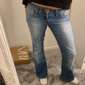 Lågmidjade jeans - Säljer dessa snygga Lågmidjade jeans med slitningar nedtill!!🥰 är i strl 36 men skulle säga att de även passar en 34. Midjemått 76cm, innebenslängden 72cm💕det är sjukt många som hört av sig,  det kan ta lite tid att svara!
