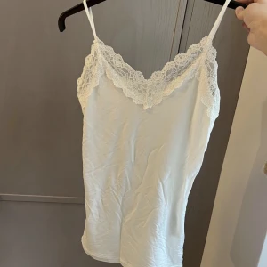 Vitt spetslinne - Säljer detta jättefina vita spetslinne, använt sparsamt så i bra skick 💕 skriv privat för fler bilder då denna är lånad 
