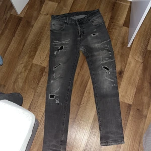 Äkta dsquared jeans  - Helt äkta Dsquared jeans. Men har inget kvitto och därför är priset lite lägre på de men skicket är rkt bra. Priset kan diskuteras.