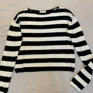 Svartvit stickad tröja - Supermysig stickad tröja som är sparsamt använd!🖤