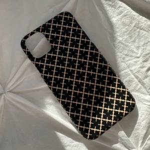 Malene Birger iPhone skal - Superfint och trendigt skal från by malene birger! Lite stött i kanten men inget man ser eller tänker på vid användning! Tveka inte att höra av dig vid eventuella frågor💗nypris 299kr. VÄLDIGT MÅNGA SOM HÖR AV SIG, ber om ursäkt för lång väntan på svar💓