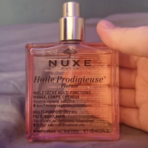 Nuxe olja - Nuxe olja, säljer för att jag fick en annan i sen julklapp använt max 5 ggr inga defekter, nypris ligger runt 300, 350 så säljer för 150, 100 ml gissar på att det är ca 99 ml kvar så knappast använt