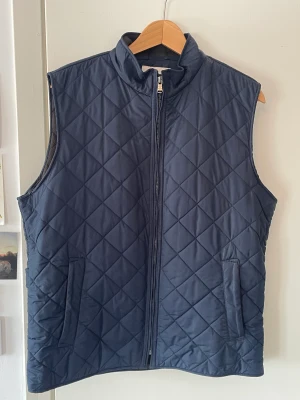 Väst  - Tunn väst från märket Joseph Abboud. Fint skick. Du står för frakt