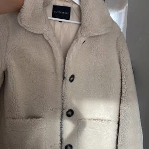 Teddyjacka - Säljer denna krämvita super gosiga teddyjacka. Andvänd endast en gång🤍🧸