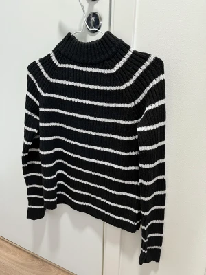 Randig tröja Gina Tricot strl. S - Stickad randig tröja från Gina Tricot i storlek S. Fint skick! 