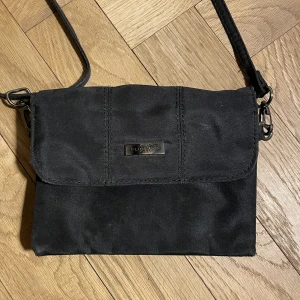 Handväska - Jättefin svart handväska. Flera fickor. Kan bäras lång och kort💗