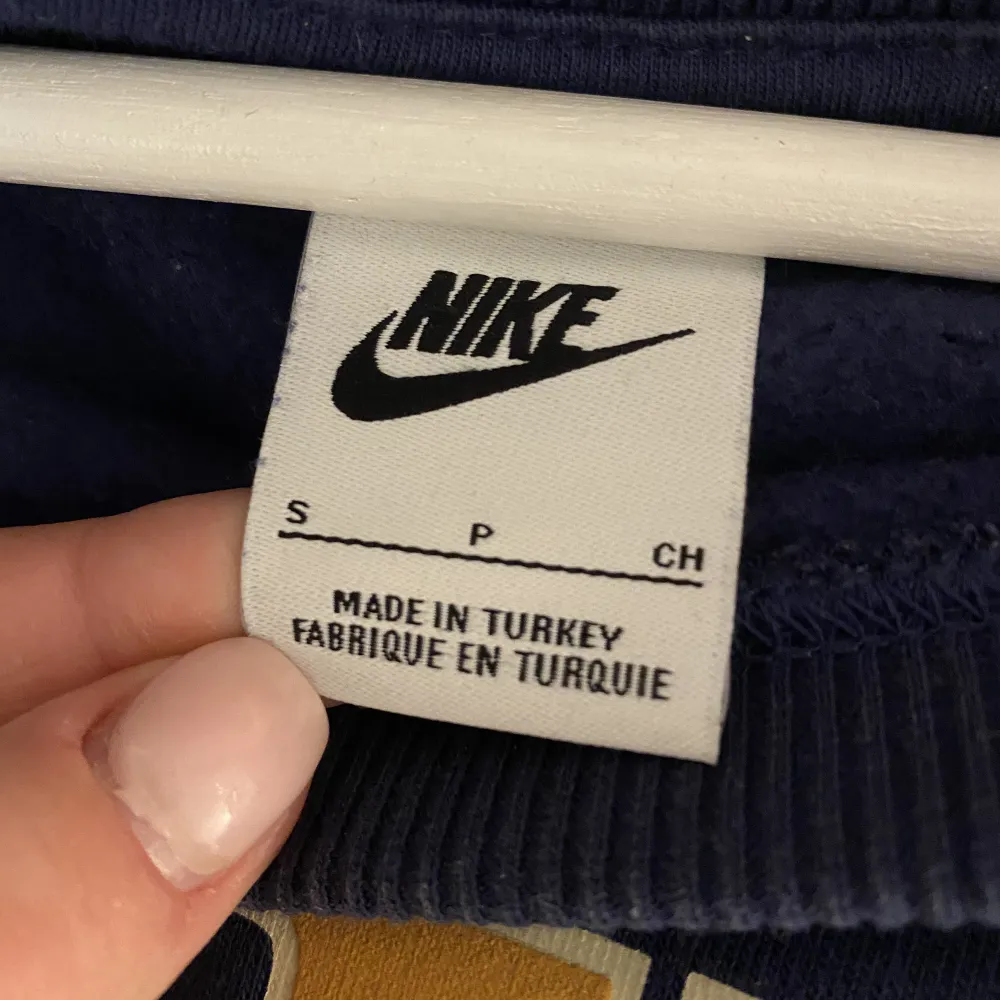Jättefin vintage sweatshirt från Nike strl s men passar mig som vanligtvis har M/L💗 Aldrig använd och köpt för 900kr. Tröjor & Koftor.