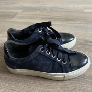 Billi bi skor - Billi bi skor  Inte mycket använda.  Frakten kostar 69kr ☀️ priset går att diskutera då frakten är väldigt hög 💗 Storleken vet jag inte men passar mig som har 38/40 och de skulle säkert passa en 37 också’ 😀