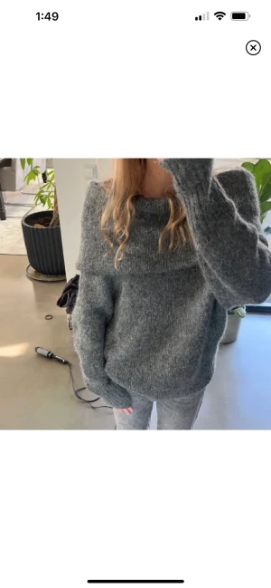 Stickad tröja  - Super fin off shoulder tröja ifrån h&m. Aldrig använd (lappen hänger kvar). Säljer då jag har liknande. Färger skiftar mellan grå och blå. Passar mig som bär storlek S. Hör av er vid intresse eller funderingar!💞