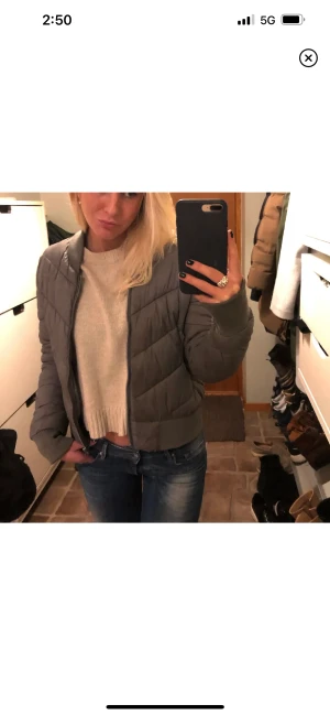 Jacka - Super fin jacka. Fint skick. Perfekt nu till våren. Ifrån märket ”Svea”. Nypris cirka 1000. Passar perfekt på mig som är 1.68 och oftast bär S/M. Hör av er vid intresse eller funderingar.