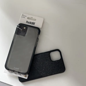 Mobilskal  - Superfina och ett nytt skal, köpte en ny telefon och därmed passar inte skalen längre😊 skalet från idel of sweden är lite mer andvänt så ungefär 50kr för det och för det helt nya skalet 100 ungefär! Men får båda för 140kr😃