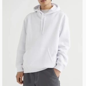 Hoodie - Säljer min vita hoodie i storlek S då den inte kommer till användning💗 jag köpte den för 200kr men jag säljer den för 40kr 💗 skriv privat för fler bilder!