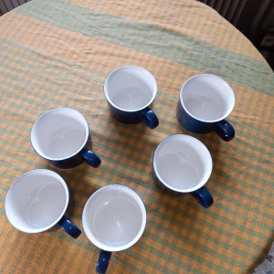 Sex  blå kaffekoppar med öra . - Sex fina blå kaffekoppar med öra och inget slitage finnes .hämtas i Skene alt skickas o köpare betalar frakten o Swishbetalning tillämpas alt kontant betalning .