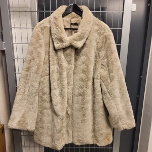 Kappa i fuskpäls strl 3XL - Kappa i fuskpäls. Sparsamt använd så i fint skick. Strl 3XL.