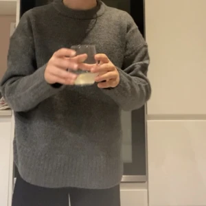 Super fin grå stickad - Otroligt fin grå stickad tröja i strl s/m
