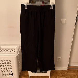Svarta linnebyxor - Svarta linnebyxor från H&M. Använd fåtal gånger 