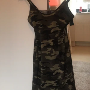 Klänning - Klänning med slits i storlek S. 