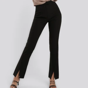 Kostymbyxor nakd - Populära kostymbyxor från nakd helt nya med prislappar kvar. Svarta med slits framtill i storlek 38 