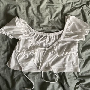 Vit blus - Frakt tillkommer 