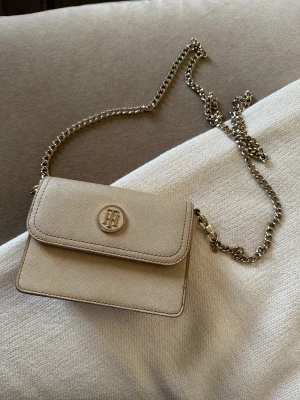 Guld väska, TH - Guldig väska från Tommy hilfiger 