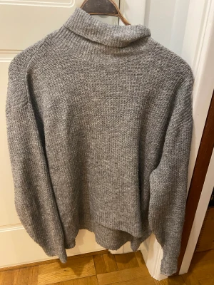 Stickad tröja - Grå, stickad tröja från H&M. Den har blivit lite nopprig, därav priset. 
