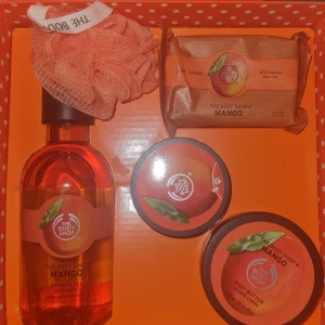 The Body Shop hygien kit - The Body Shop mango kit innehållande shower gel, body butter, exfoliating sugar body scrub, en handtvål i den ljuvliga doften av mango 😍 man får även med en liten loofah. Du kommer lukta som en mango godisbit efter en dusch med dessa!  Helt ny och oanvänd