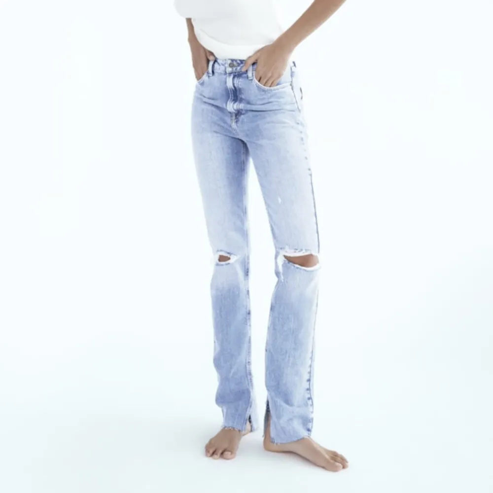 Helt nya Zara jeans med slits. Lapparna kvar på, alltså helt oanvända. Storlek 36. . Jeans & Byxor.