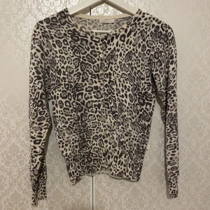 Kofta - Jättefin kofta i barnstorlek 12, men passar en xs-s! 