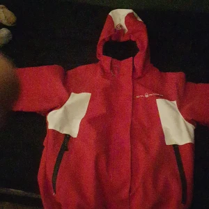 Sail Racing jacka  - Här har vi en helt ny sail Racing jacka aldrig använd testsd 1 gång men passade int helt vet inte villken moddel mwn i perfekt skik inga hål eller små saker på den!