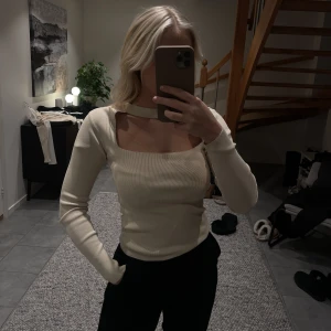 Zara topp - Säljer min populära Zara topp och i storlek S, tröjan är i nyskick💖