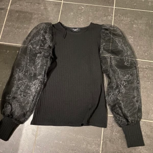 Topp  - Säljer denna svarta toppen, perfekt till fest men även till vardags. Den är sparsamt använd och säljer den för den kommer inte längre till användning. 