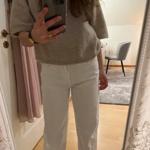 Vita jeans - Säljer mina vita raka jeans från bikbok i strl 27 length 32 då de tyvärr aldrig kommit till användning,alltså är byxorna i helt nyskick🫶🏻 jag bär o36 på jeans o de sitter bra på mig! nypriset var 599