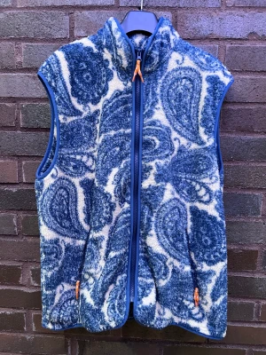 Paisley väst - paisley väst från junkyard köpt förra året använd en eller två gånger. storlek small men passar mer som medium