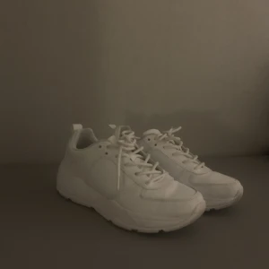 Vita sneakers  - Har ett par vita sneakers som bara är använda en gång🥰 Tänkte att de skulle komma till mer användning. Frakt 55kr🥰