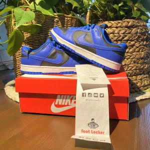 Nike Dunk Low Hyper Cobalt - Hej, jag säljer nu mina snygga Nike dunk Low hyper cobalt som är i jättebra skick. De är i storlek 42,5 och True To Size. Jag har orginalbox och kvitto från köp. Priset är inte hugget i sten. Hör av dig vid frågor
