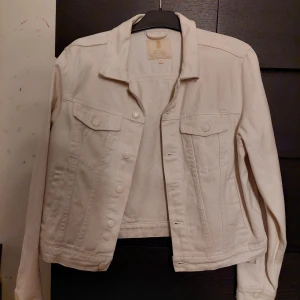 Beige/vit jeansjacka - Beige/vit jeansjacka från Pernilla Whalgrens kollektion från Ullared Gekås. Endast testad på varuhuset sedan aldrig använd. Därav fint skick🥰 priset är prutbart med rätt att neka❤