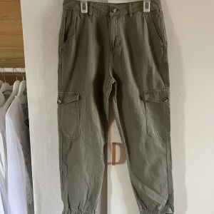 Cargobyxor gröna - Cargobyxor i strl S från Lager 157, omsydda nedtill då jag inte tyckte om att det var resår nedtill. ✨☺️
