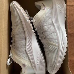 WMNS NIKE QUEST 4  - WMNS NIKE QUEST 4   *Helt oanvända *Slutsålda *Nypris 1099 kr