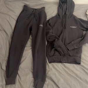 Grått mckenzie sätt säljes‼️ - Köptes sommaren 2022. Har använts men är ändå i bra skick. Säljer pågrund av att de inte kommer till användning längre. Köptes för 650 kr