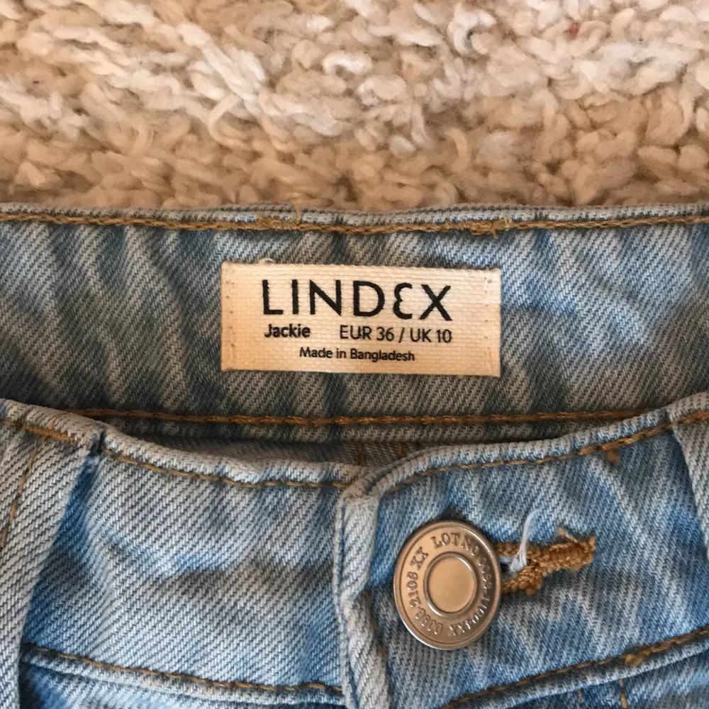 Jackie jeans från lindex, lightwash, strl 36, nästan oanvända😊💕. Jeans & Byxor.