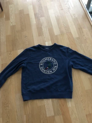 Blå Tröja från boomerang - Säljer min blåa tröja från boomerang med både teyck och ull in tryckt i tyget (sista bilden). Passar M  Kan gå ner i pris vid snabb affär Köparen står för frakt!